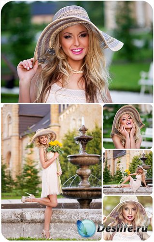     / Romantic girl at the fountain - Stock photo