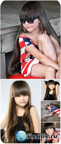      / Beautiful little girl with long hair ...
